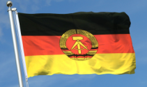 Eine wehende DDR-Fahne