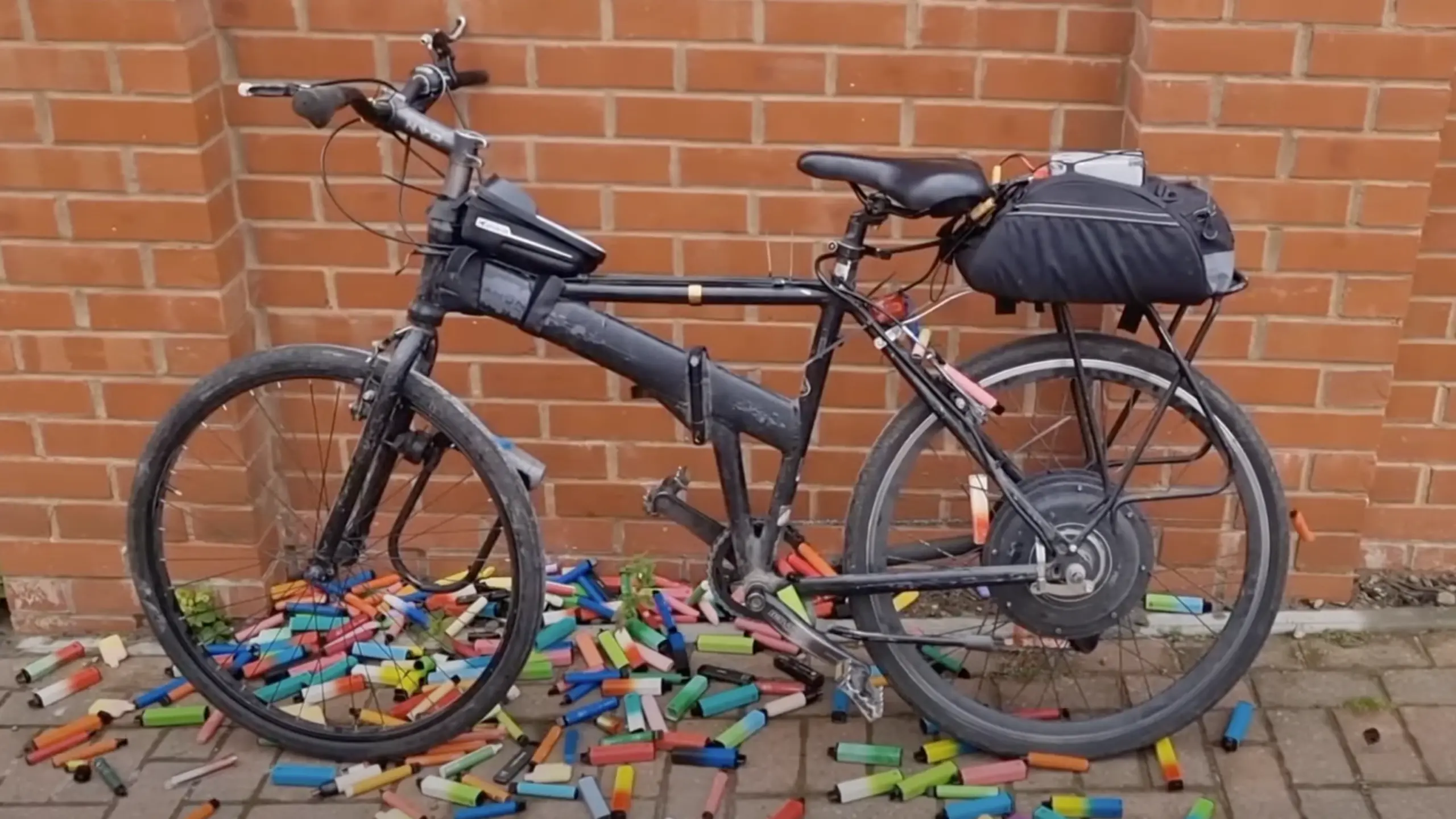 Guy makes “dodgy e-bike” from 130 used vapes to make point about e-waste