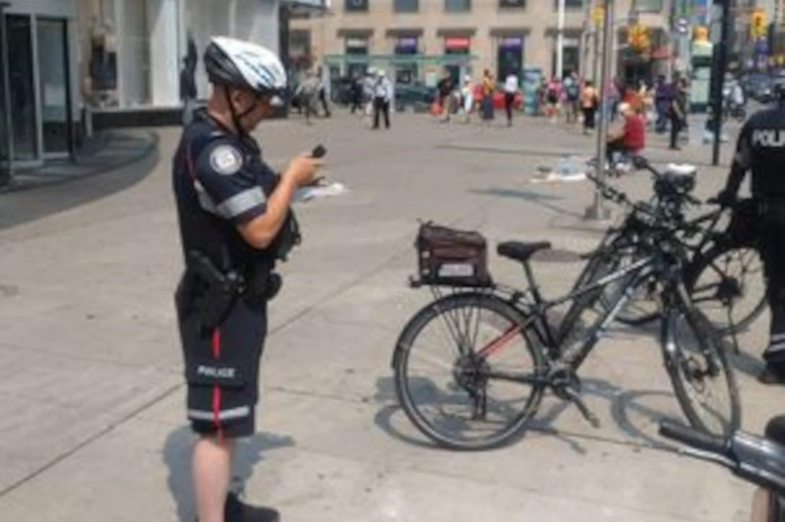 Toronto Police fine cyclists $325 for riding through pedestrian walk signal - Canadian Cycling Magazine