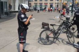 Toronto Police fine cyclists $325 for riding through pedestrian walk signal - Canadian Cycling Magazine
