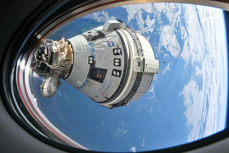 Docked Boeing Starliner / Space News