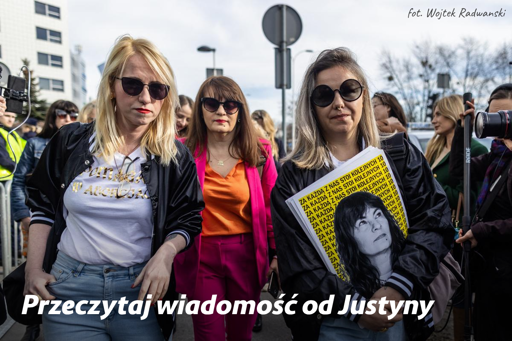 Zdjęcie Justyny, Kingi i Natalii z Aborcyjnego Dream Teamu. Natalia trzyma plakat z Justyną i podpisem 'za każdą z nas stoi kolejnych 10'

podpis: przeczytaj wiadomość od Justyny

fot. Wojtek Radwanski