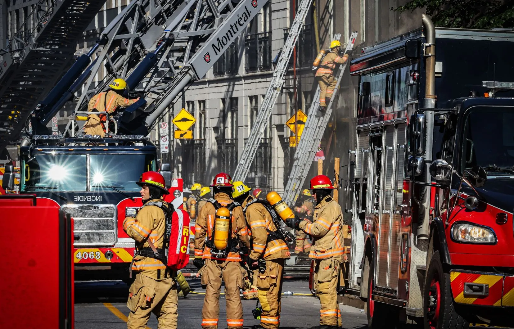 Les bureaux du propriétaire de l’immeuble incendié dans le Vieux-Montréal criblés de balles