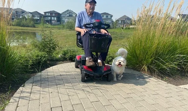 Man hailed as hero after rescuing struggling child from north Edmonton pond - Edmonton | Globalnews.ca