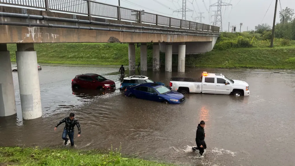 Ottawa sees 50-75 mm of rain in 90 minutes, flooding roads and properties