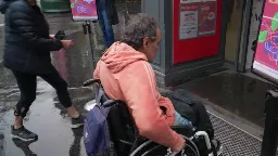 Handicap : pour les personnes à mobilité réduite, des obstacles au quotidien