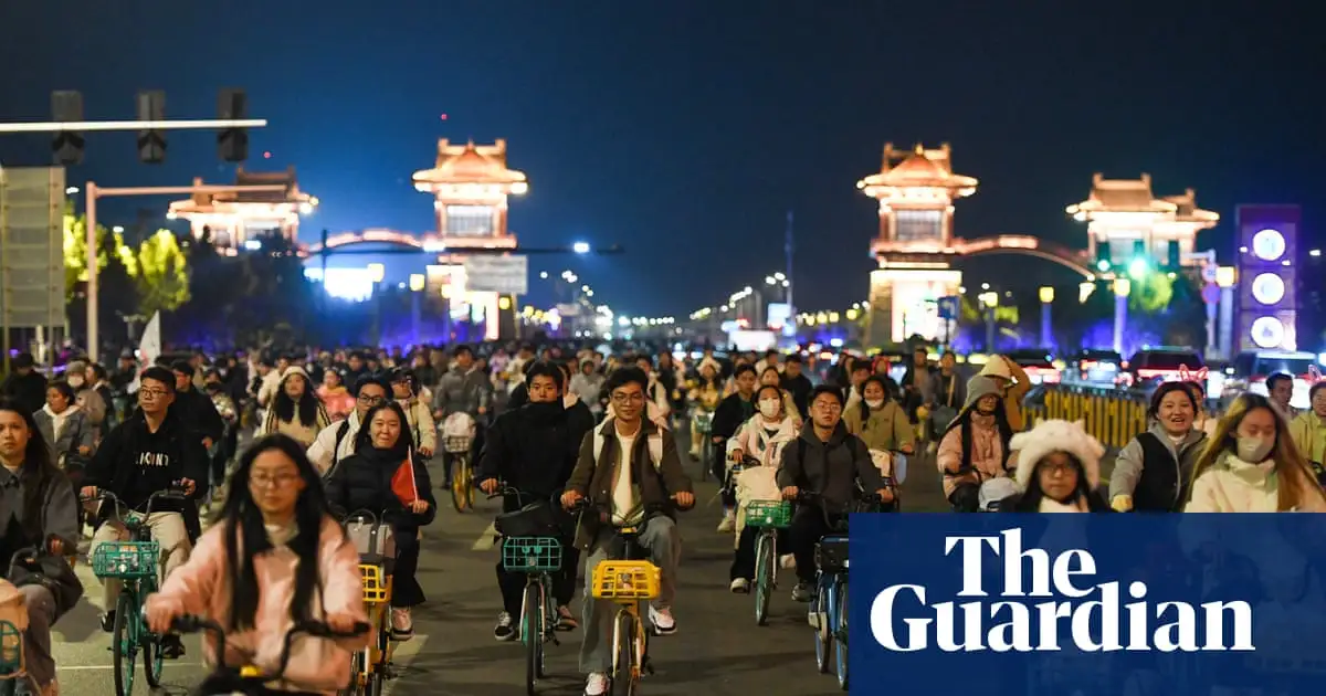 100,000 Chinese students join 50km night-time bike ride in search of good soup dumplings