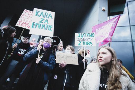 Zdjęcie z poprzedniej pikiety solidarnościowej przed sądem

osoby trzymające transparenty z napisami

MAM TABLETKI I NIE ZAWAHAM SIĘ ICH UŻYĆ #JAK JUSTYNA
PRZED SĄD ZA EMPATIE
JUSTYNO JESTEŚMY Z TOBĄ
#Jak Justyna

FOT. Agata Kubis
